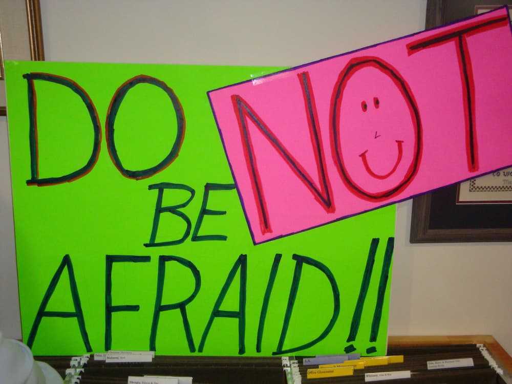 A sign that says 'Do not be afraid'